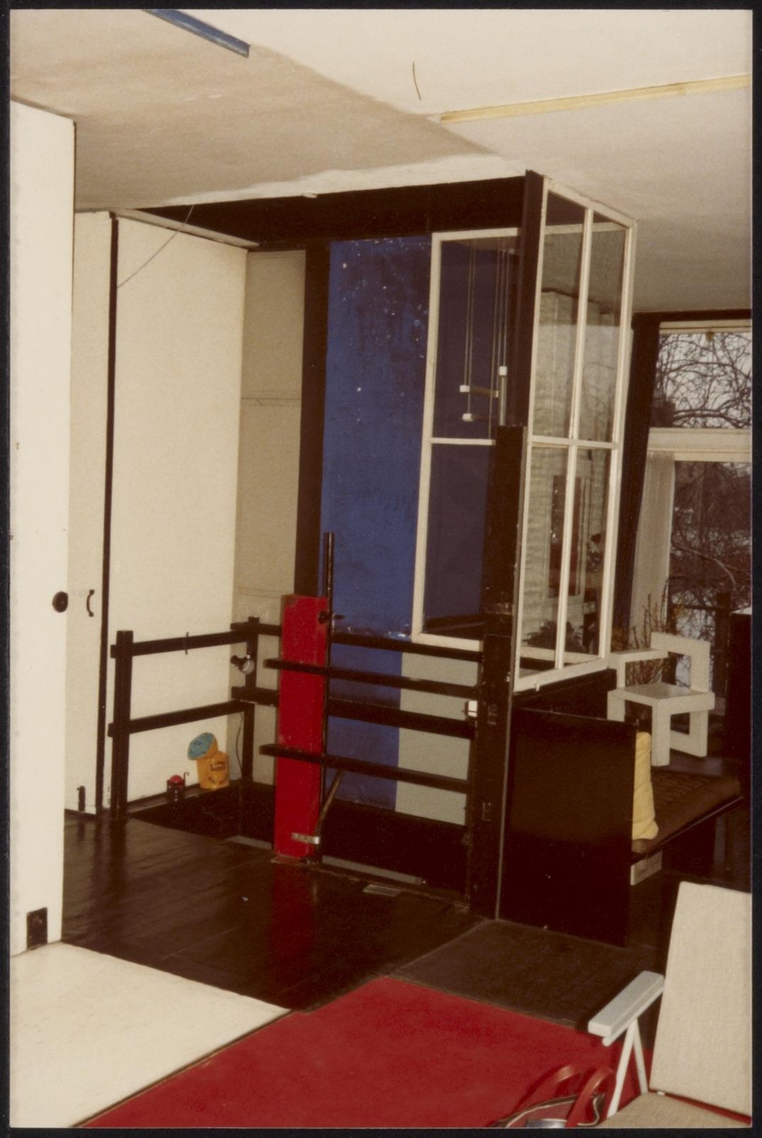 Afbeelding van Rietveld Schröderhuis - interieur boven - zicht op open trapgat, 1978