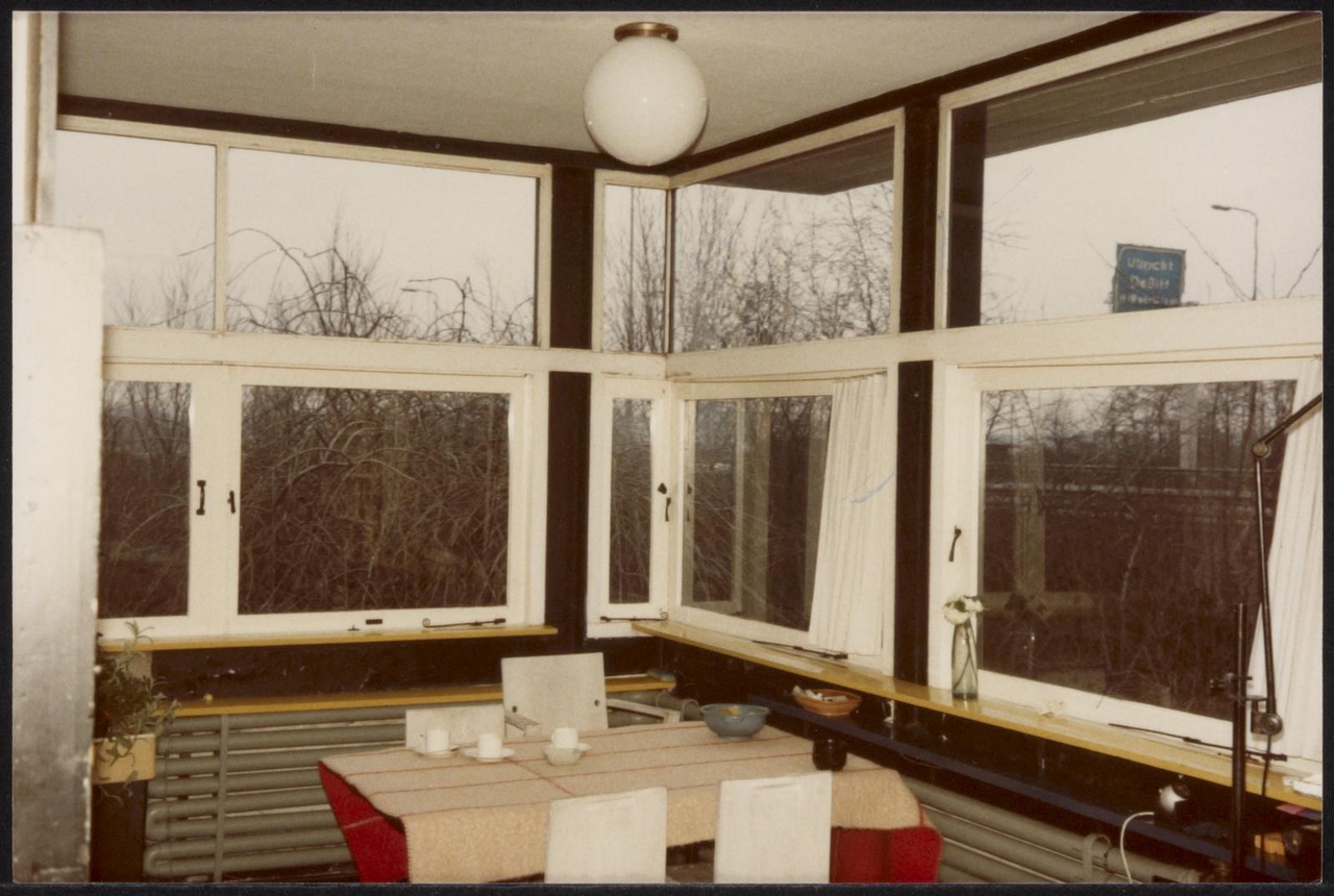 Afbeelding van Rietveld Schröderhuis - interieur boven - zithoek met ramen rondom, 1978