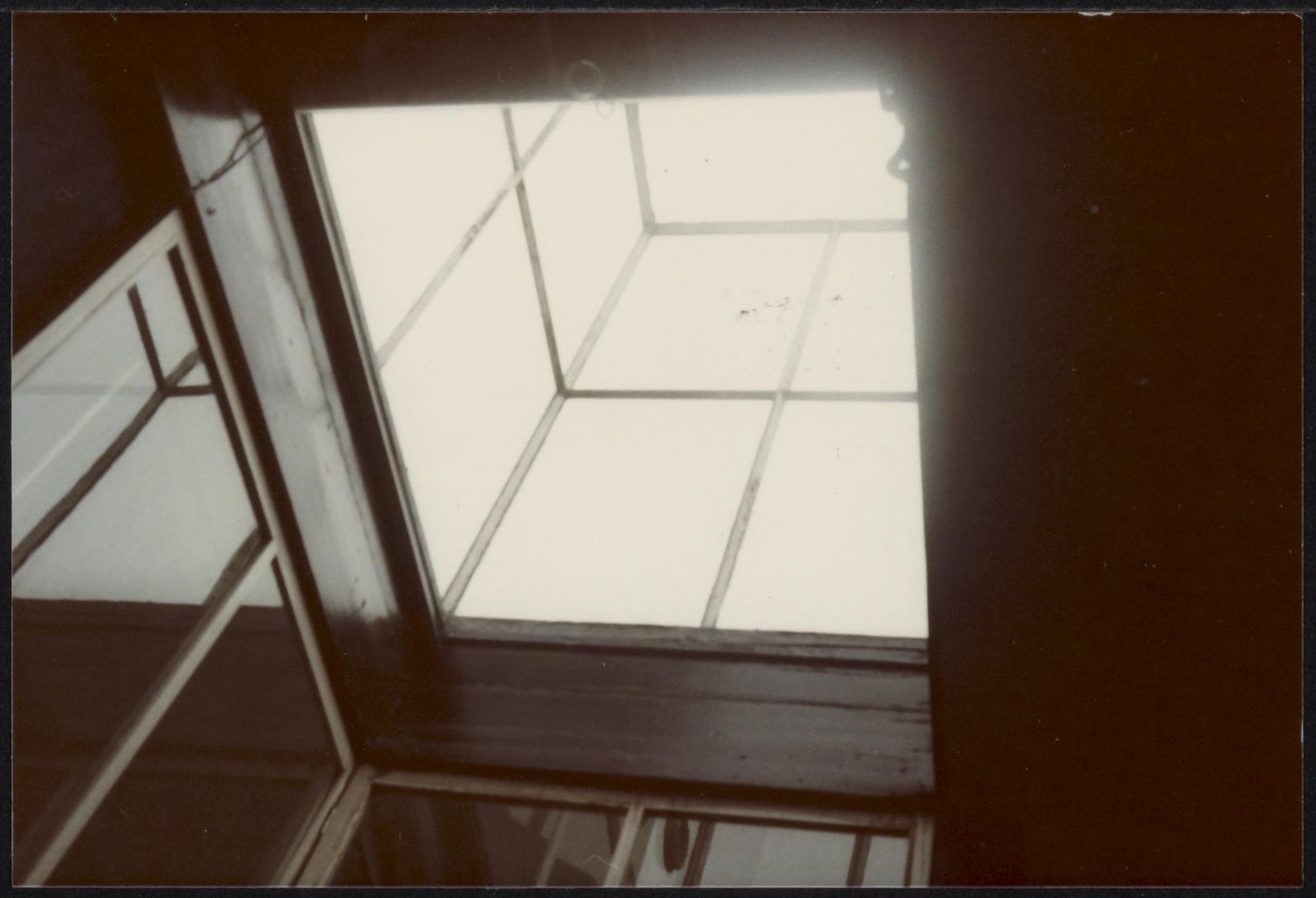 Afbeelding van Rietveld Schröderhuis - interieur boven - daklicht naar boven gezien, 1978