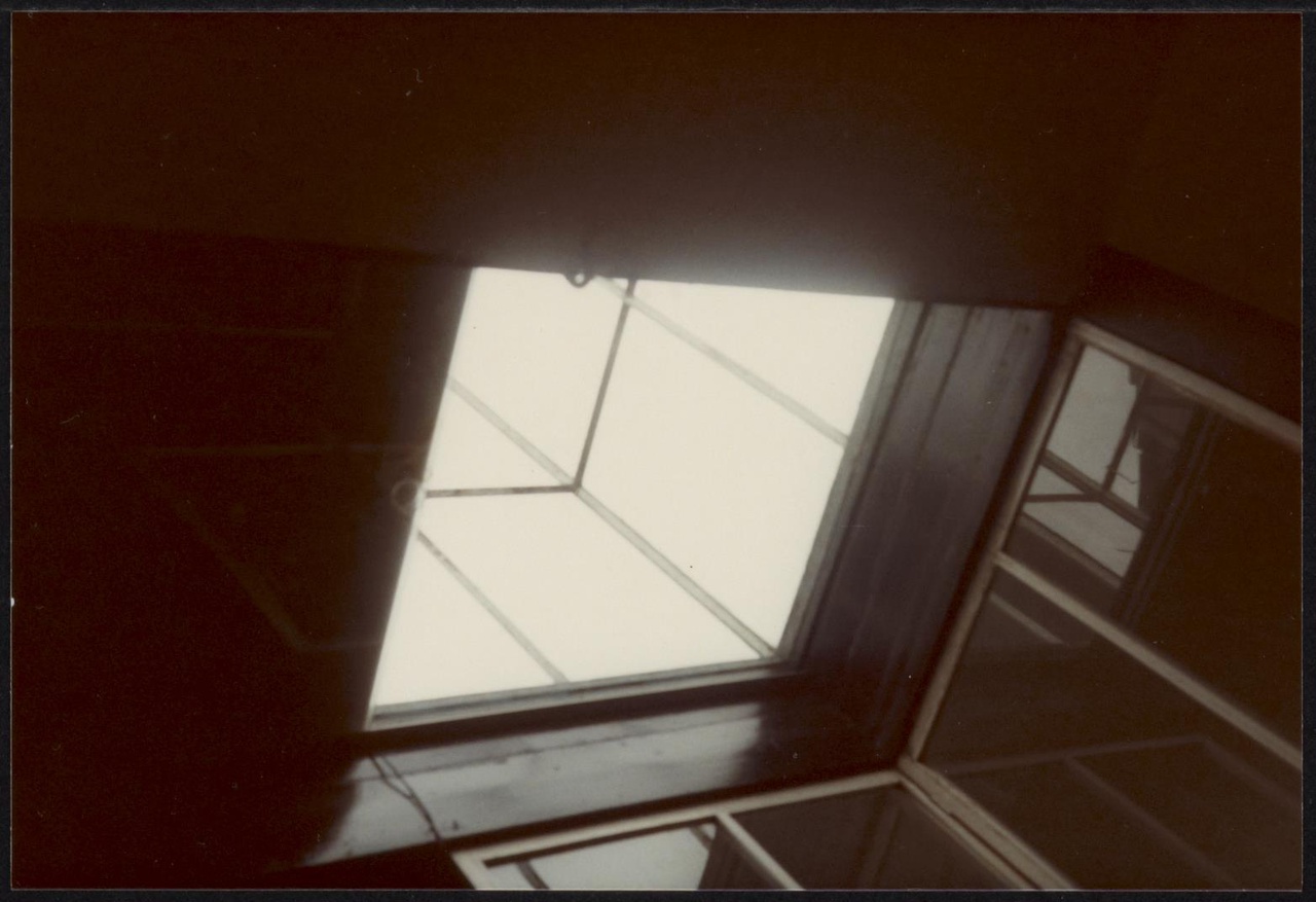 Afbeelding van Rietveld Schröderhuis - interieur boven - daklicht naar boven gezien, 1978
