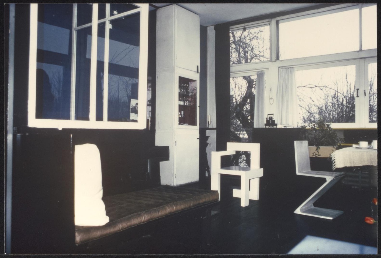 Afbeelding van Rietveld Schröderhuis - interieur boven - achter, met Steltman en Zigzag, 1978