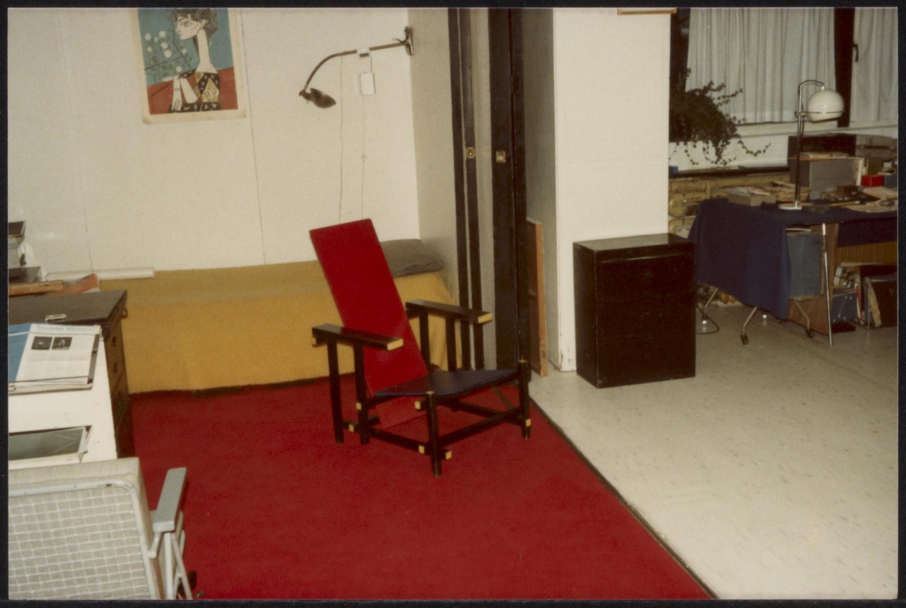 Afbeelding van Rietveld Schröderhuis - interieur boven - Rood-blauwe voor het bed, 1978