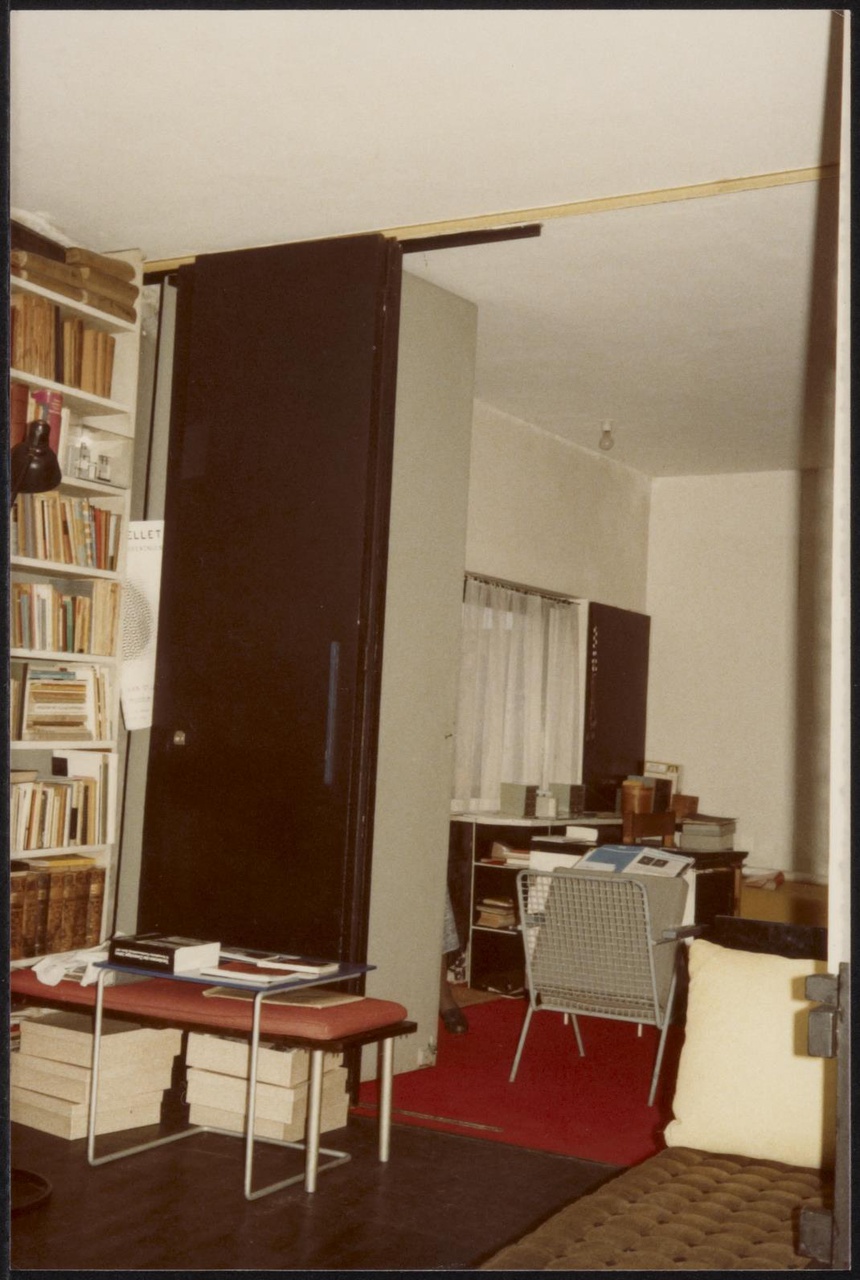 Afbeelding van Rietveld Schröderhuis - interieur boven - boekenkast en tussenwand naar bed, 1978