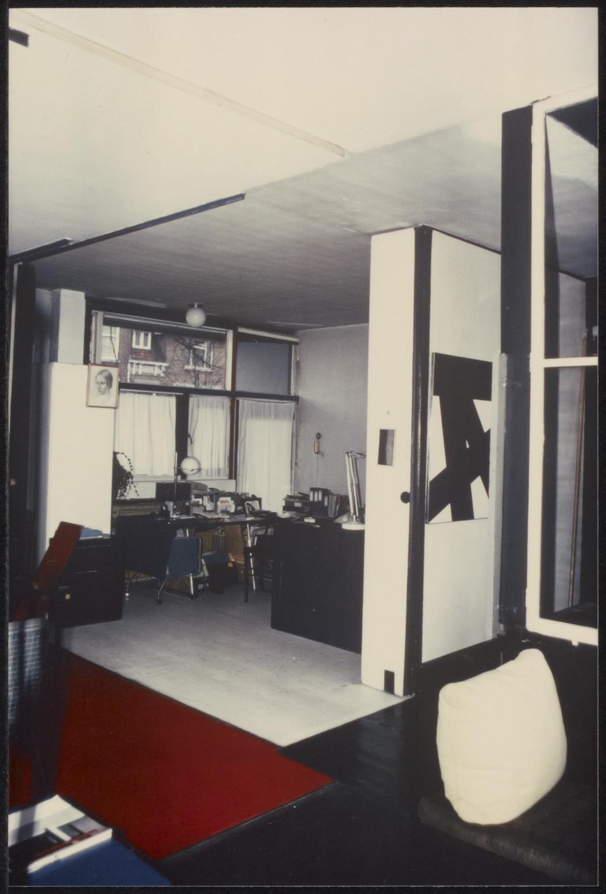 Afbeelding van Rietveld Schröderhuis - interieur boven - bureau en tussenwand met trapgat, 1978