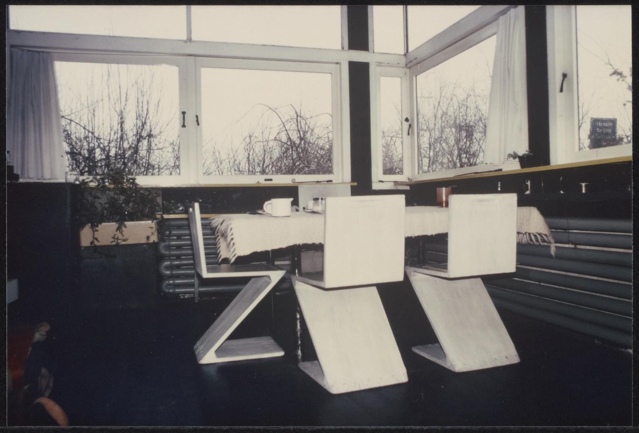 Afbeelding van Rietveld Schröderhuis - interieur boven - witte Zigzagstoelen in zithoek, 1978