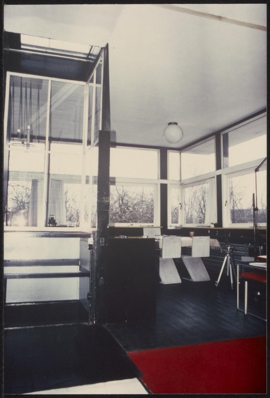 Afbeelding van Rietveld Schröderhuis - interieur boven - zithoek met veel plafond, 1978