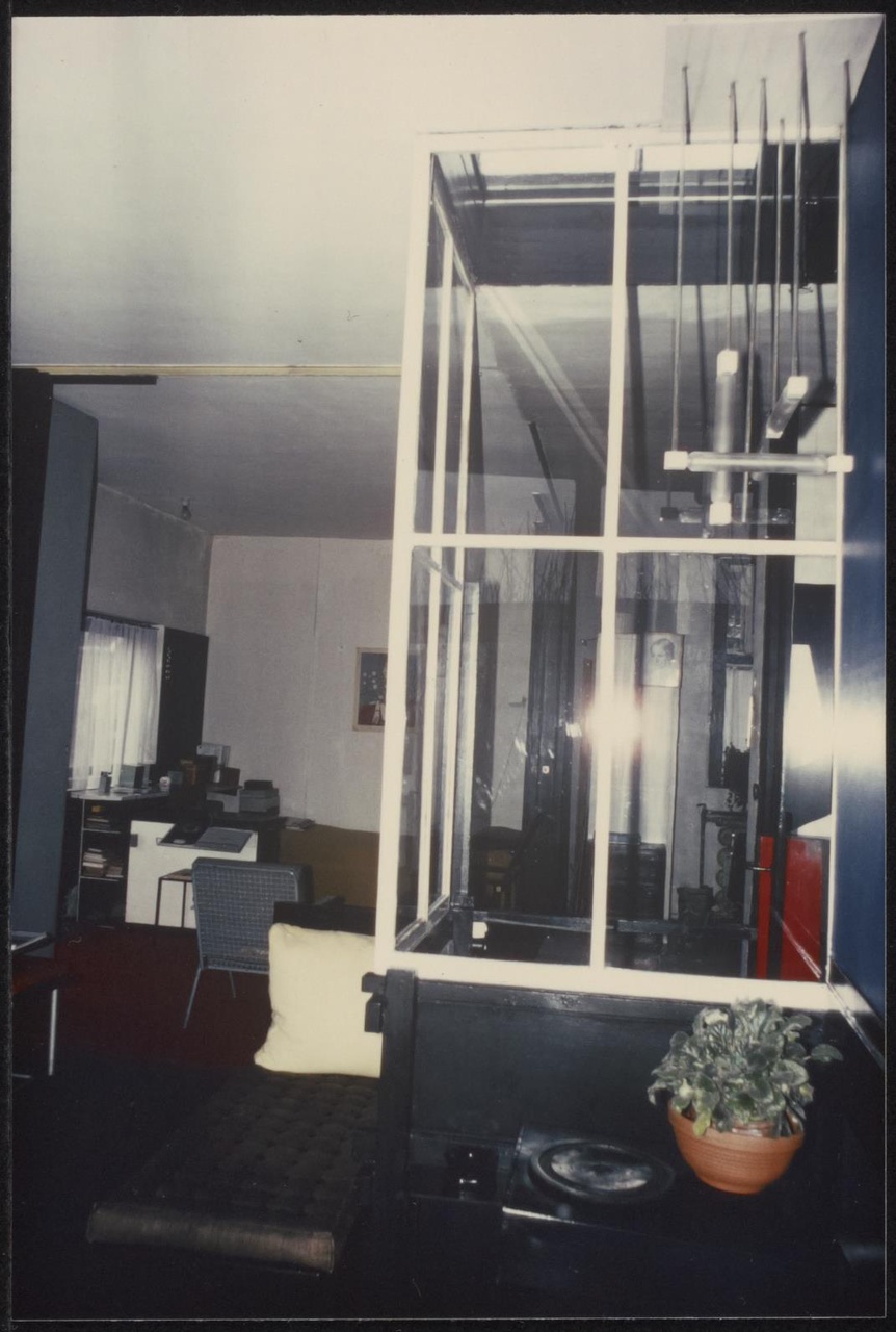 Afbeelding van Rietveld Schröderhuis - interieur boven - trapgat met plantje op de kachel, 1978