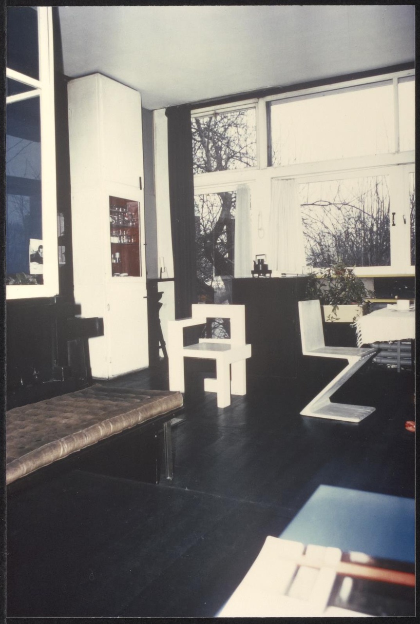 Afbeelding van Rietveld Schröderhuis - interieur boven - achter, met Steltman en Zigzag, 1978