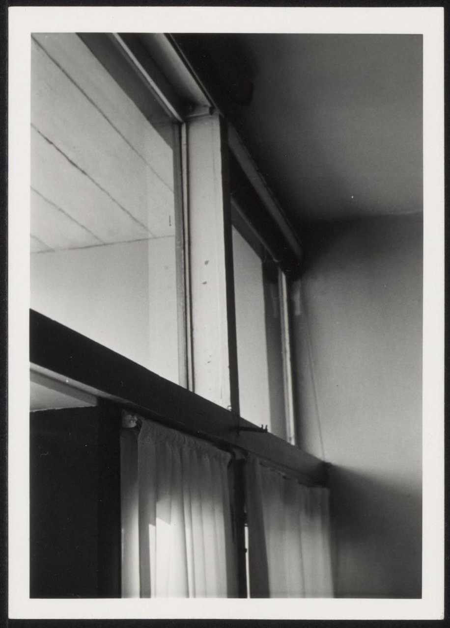 Afbeelding van Rietveld Schröderhuis - interieur boven - ramen moeders kamer en onderkant luifel