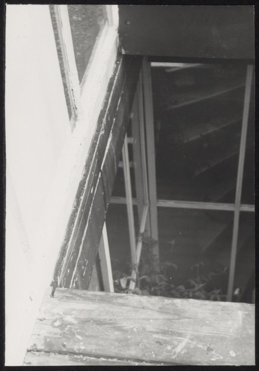 Afbeelding van Rietveld Schröderhuis - trapgat van boven op het dak naar beneden