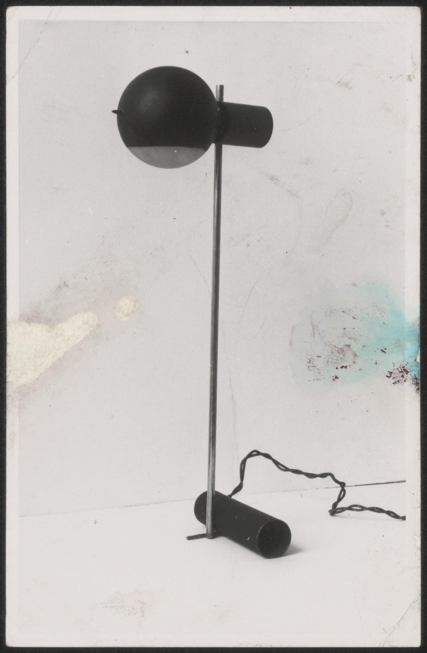 Afbeelding van tafellampje, met kronkelend snoer