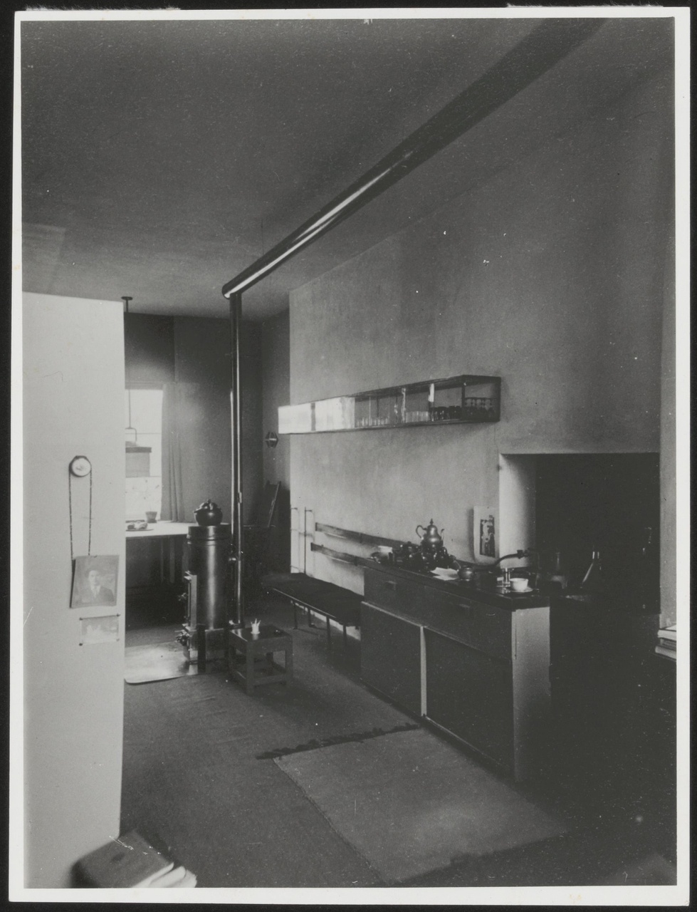 Afbeelding van interieur Harrenstein, ca.1926, hoek hangvitrine van iets verderaf