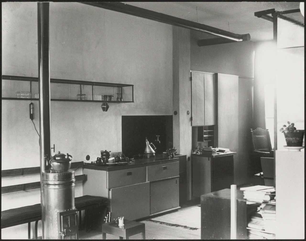 Afbeelding van interieur Harrenstein, ca.1926, wand met buffet van iets verderaf