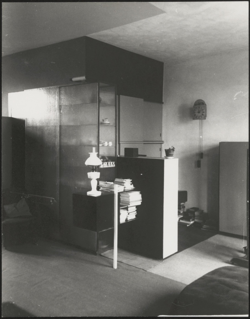 Afbeelding van interieur Harrenstein, ca.1926, hoek staande vitrine en piano