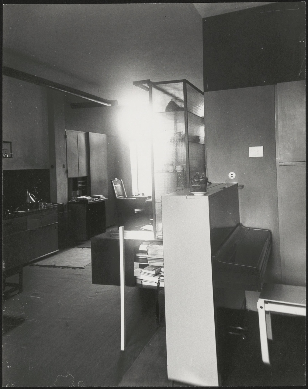 Afbeelding van interieur Harrenstein, ca.1926, zicht vanachter de piano