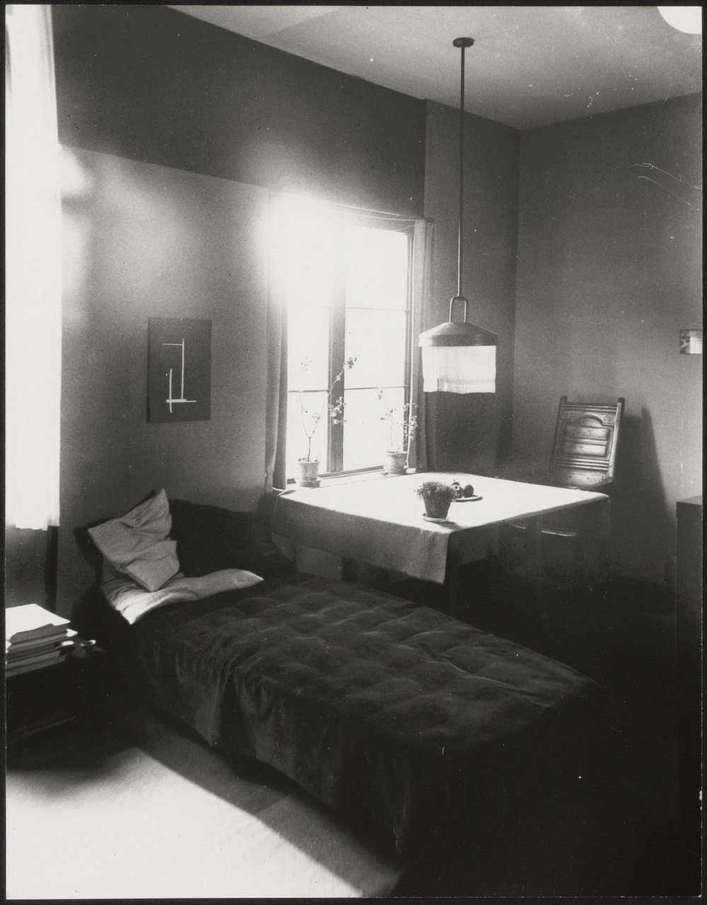 Afbeelding van interieur Harrenstein, ca.1926, hoek met brede tafel aan raam