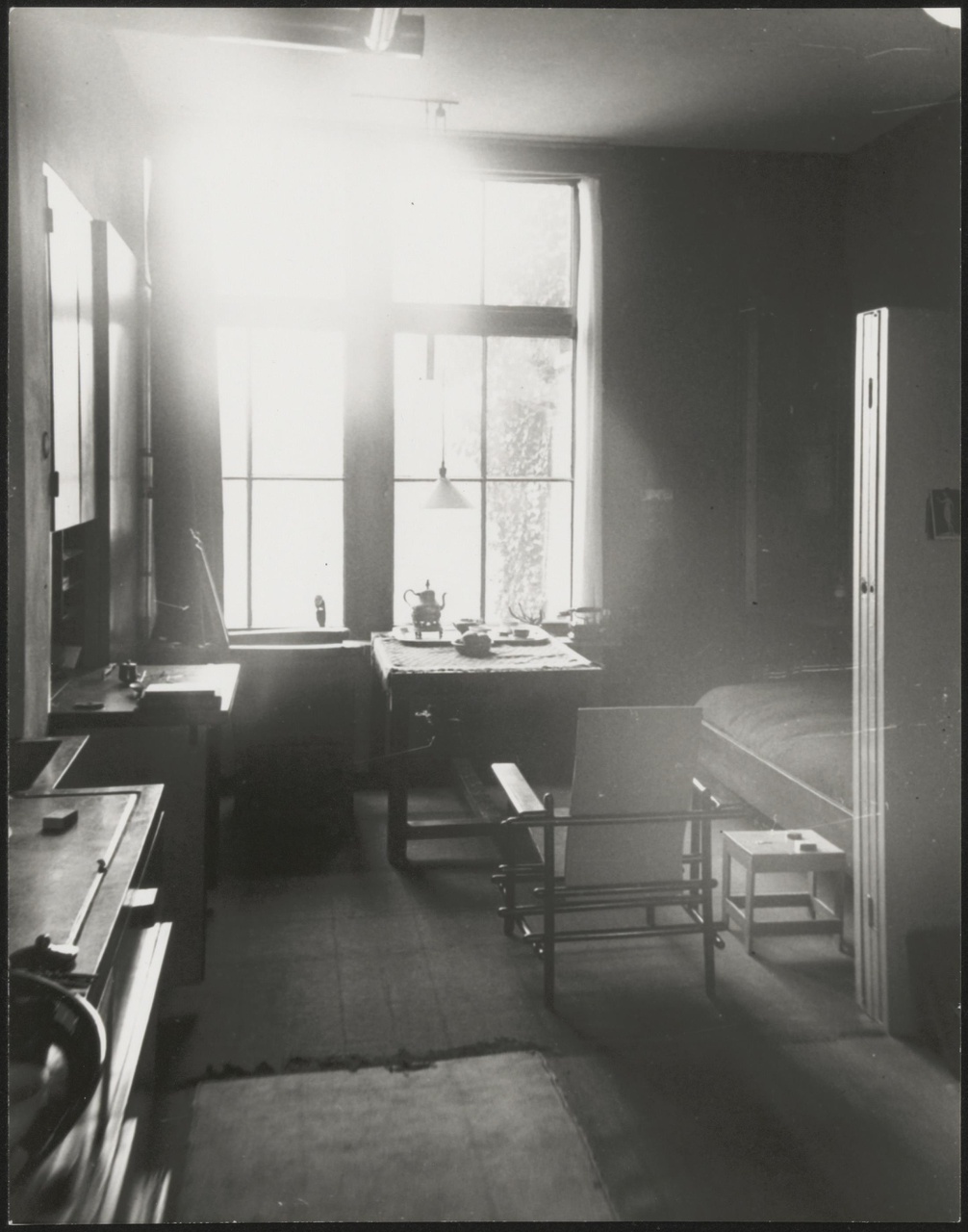 Afbeelding van interieur Harrenstein, ca.1926, hoek met smalle tafel aan raam