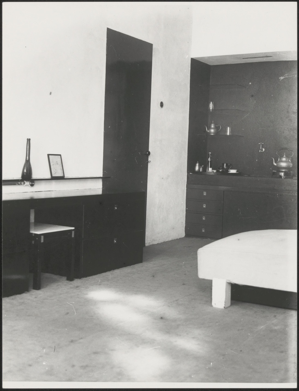 Afbeelding van interieur woonkamer Birza, ca.1928, hoek wandkast en deur