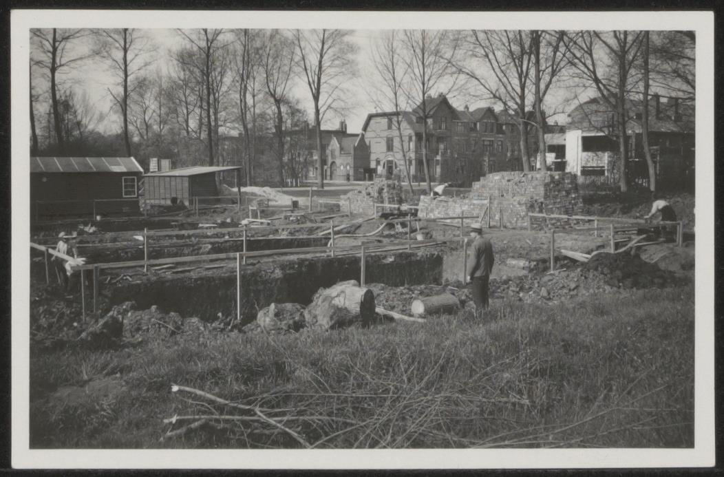 Afbeelding van bouwplaats Erasmuslaan met man en zicht op R.S.H.