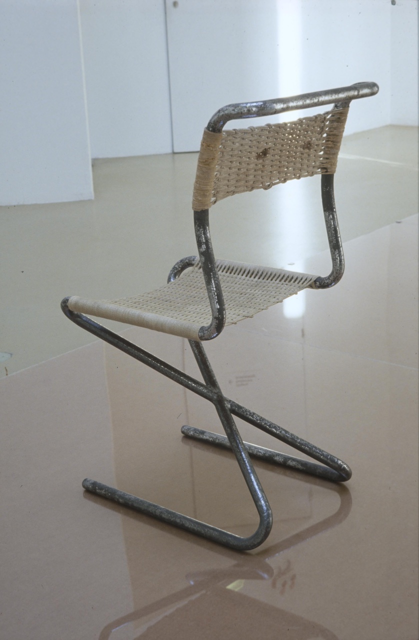 Afbeelding van zigzagstoel met gekruist buisframe, schuin van linksachter