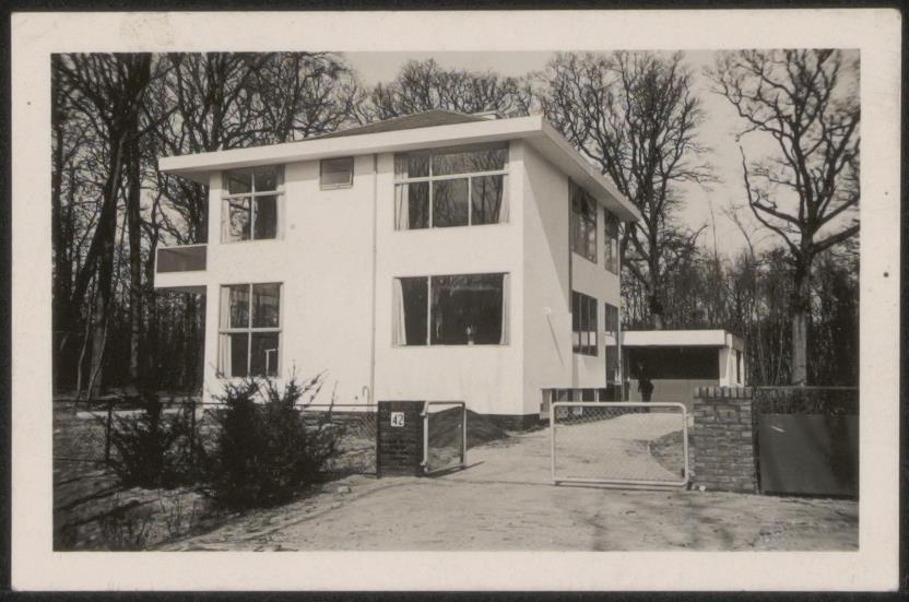Afbeelding van woning Hillebrand, ca.1935, gevel straatzijde, oprit met hek half dicht van iets verderaf