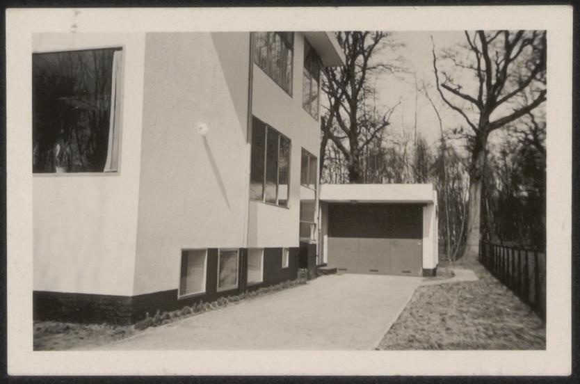Afbeelding van woning Hillebrand, ca.1935, oprit langs het huis naar de garage