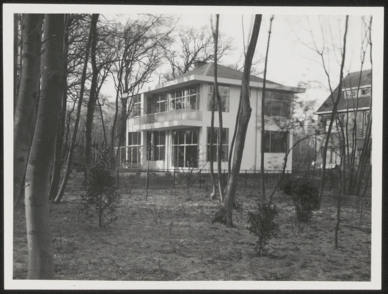Afbeelding van woning Hillebrand, ca.1935, tuinkant hoek aan de straatzijde, van iets verderaf