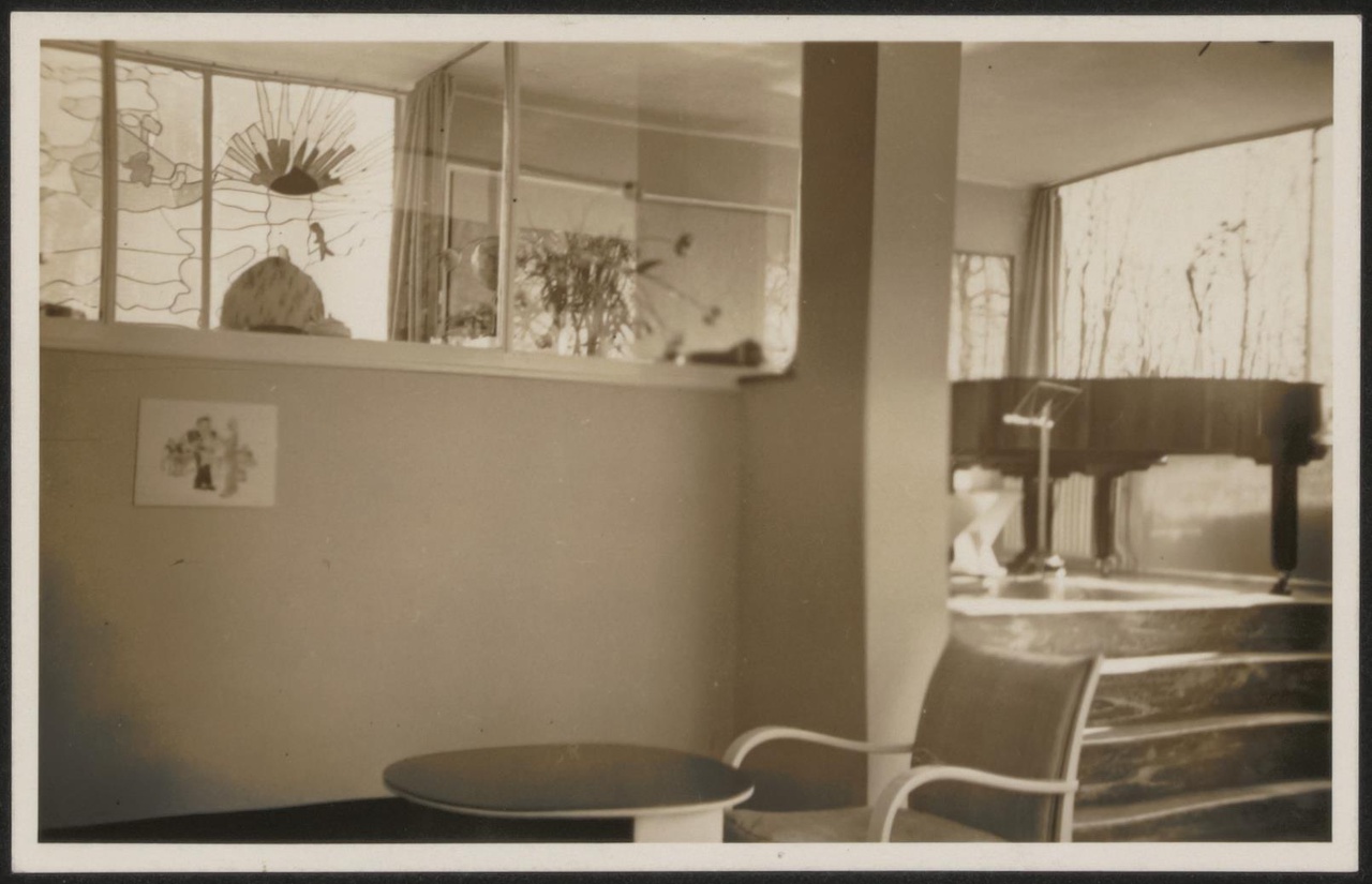 Afbeelding van woning Hillebrand, piano-hoek achter muurtje