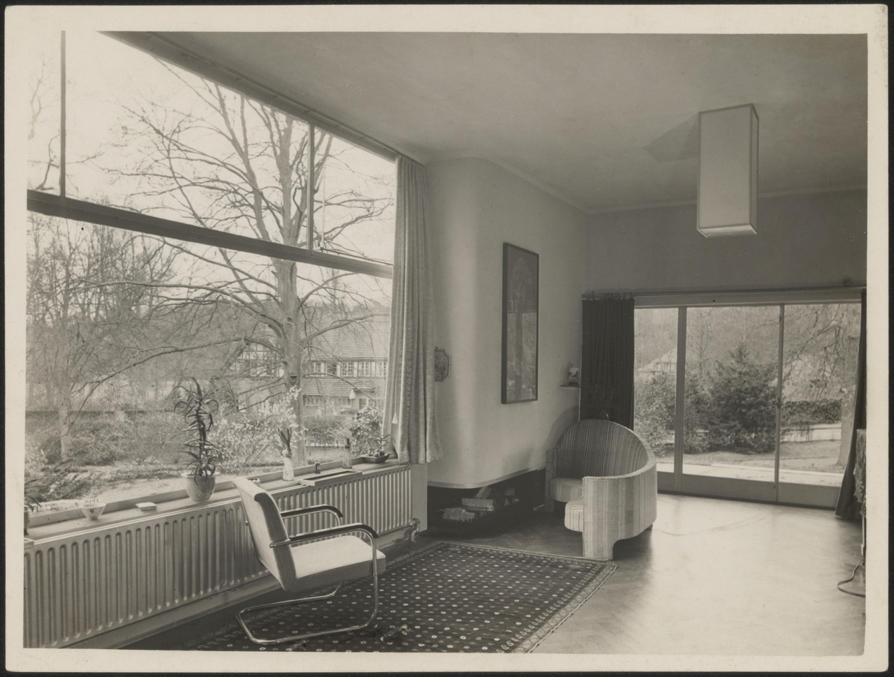 Afbeelding van woonkamerin de 'Vijverhof', ca.1937, hoek met openhaard, bank en lamp