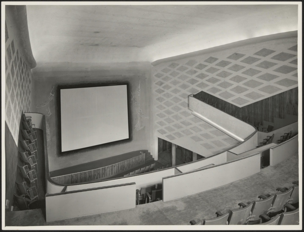 Afbeelding van bioscoop Vreeburg, interieur zaal vanaf balkon