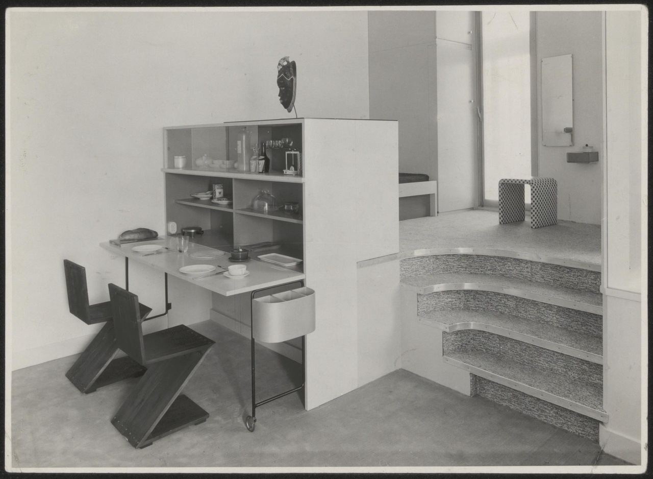 Afbeelding van De Nieuwe Woning' ca.1937, uitgeklapte eetbar en niveau-verschil