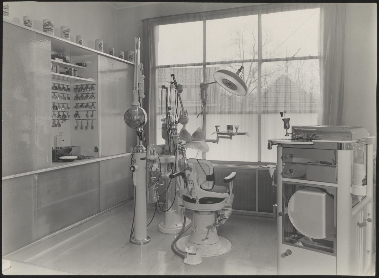 Afbeelding van tandarts Schutte, praktijkruimte, ca.1938