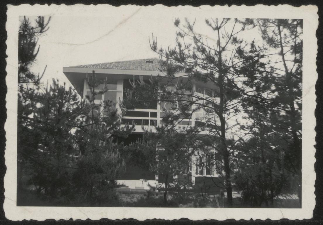Afbeelding van woning Wijsman in aanbouw, 1938 , verscholen achter boompjes