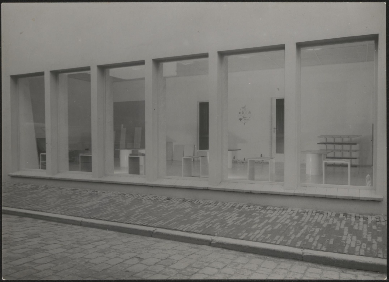 Afbeelding van showroom Driessen ca.1939, ramen showroom van buitenaf