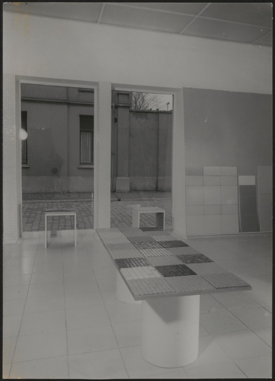 Afbeelding van showroom Driessen ca,1939, tafel met 24 tegels