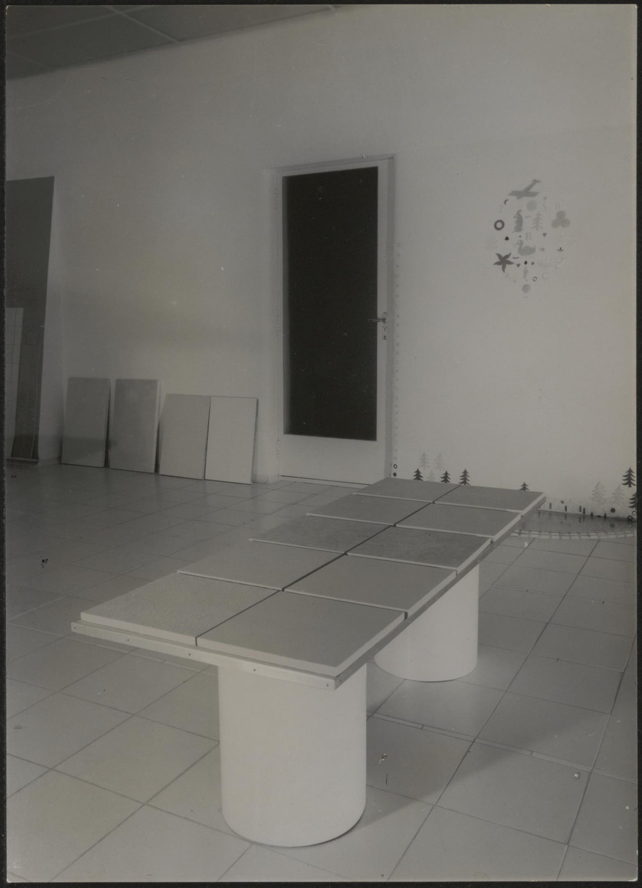 Afbeelding van showroom Driessen ca.1939, tafel met 10 tegels