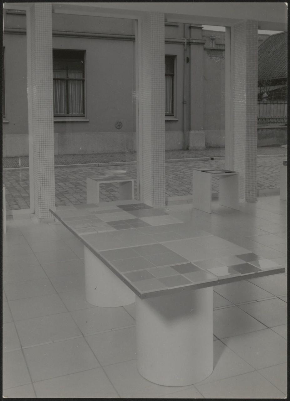 Afbeelding van showroom Driessen ca.1939, tafel met 68 tegels