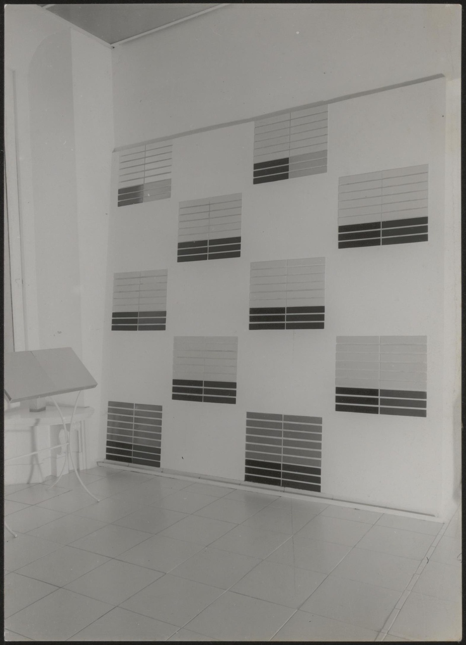 Afbeelding van showroom Driessen ca.1939, wand met 10 striptegels