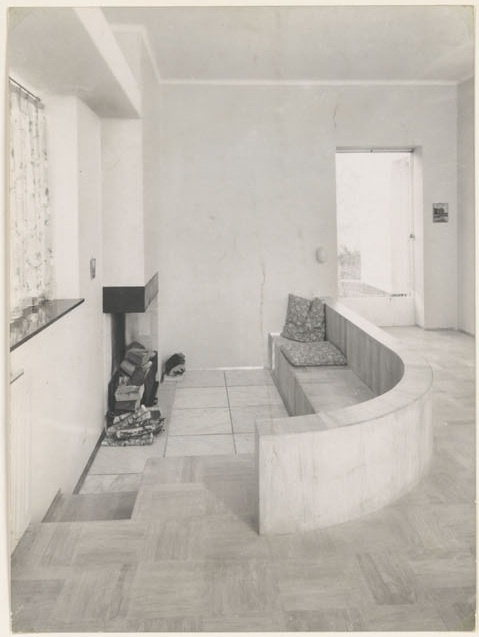 Afbeelding van zomerhuis Murk Lels, ca.1939, interieur vaste bank bij openhaard