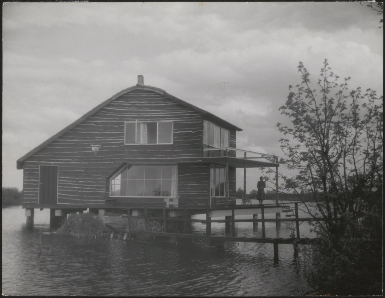 Afbeelding van zomerhuis Verrijn Stuart, ca.1940, westkant, met vrouw op terras