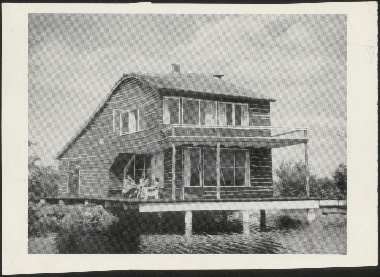 Afbeelding van zomerhuis Verrijn Stuart, ca.1940, zuid-westkant, mensen op terras