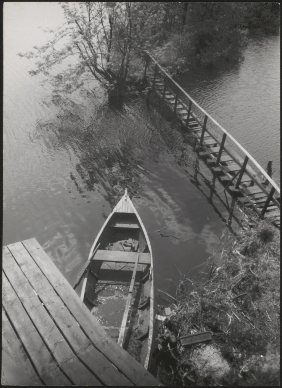 Afbeelding van zomerhuis Verrijn Stuart, ca.1940, roeiboot en loopbrug vanaf terras