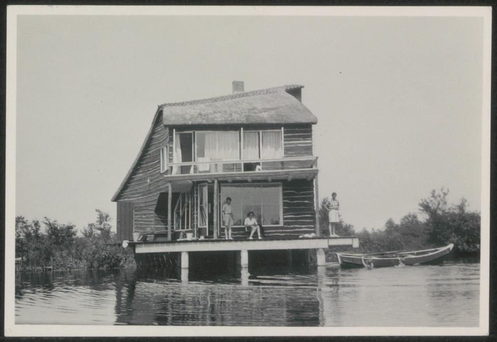 Afbeelding van zomerhuis Verrijn Stuart, ca.1940, zuidkant, jonge mensen op terras