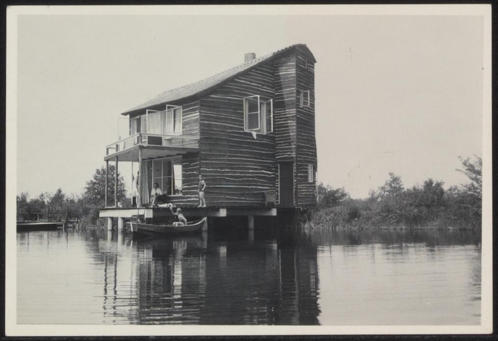 Afbeelding van zomerhuis Verrijn Stuart, ca.1940, zuid-oostkant, kinderen bij boot