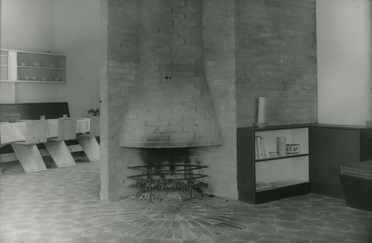 Afbeelding van zomerhuis Verrijn Stuart, ca.1940, interieur met haardpartij