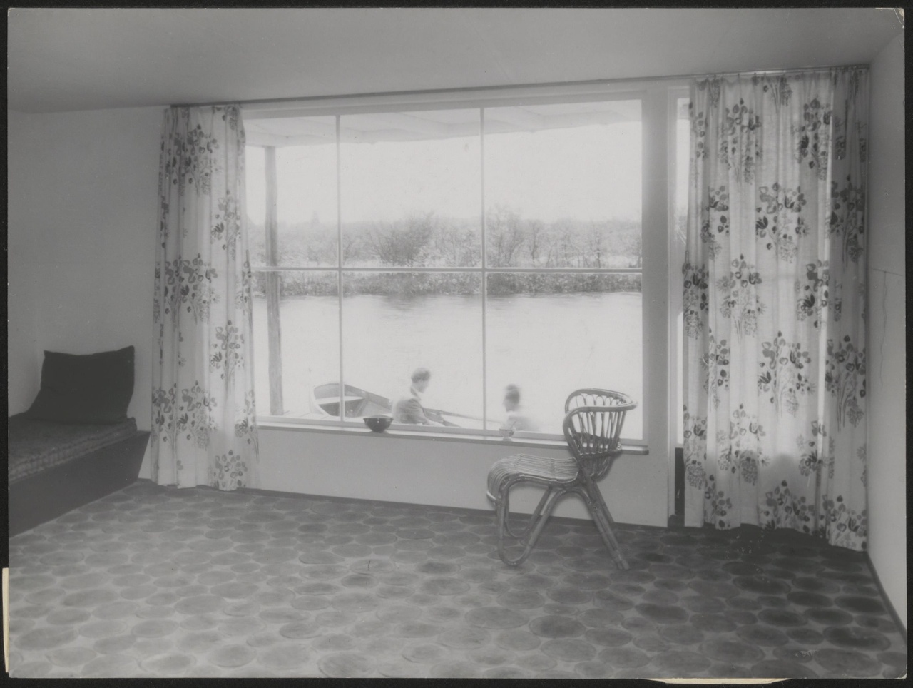 Afbeelding van zomerhuis Verrijn Stuart, ca.1940, uitzicht zitkamer naar het zuiden