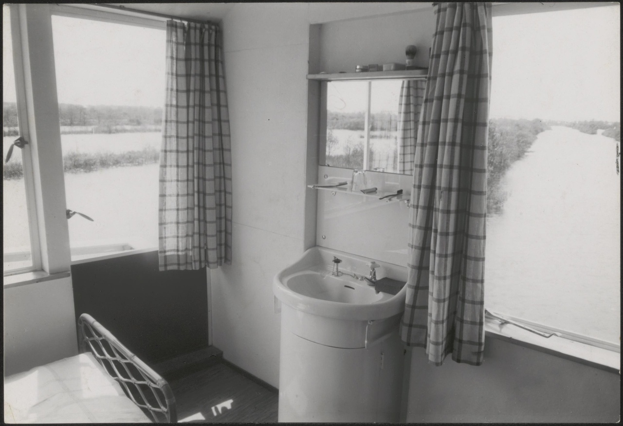 Afbeelding van zomerhuis Verrijn Stuart, ca.1940, interieur slaapkamer met wastafel