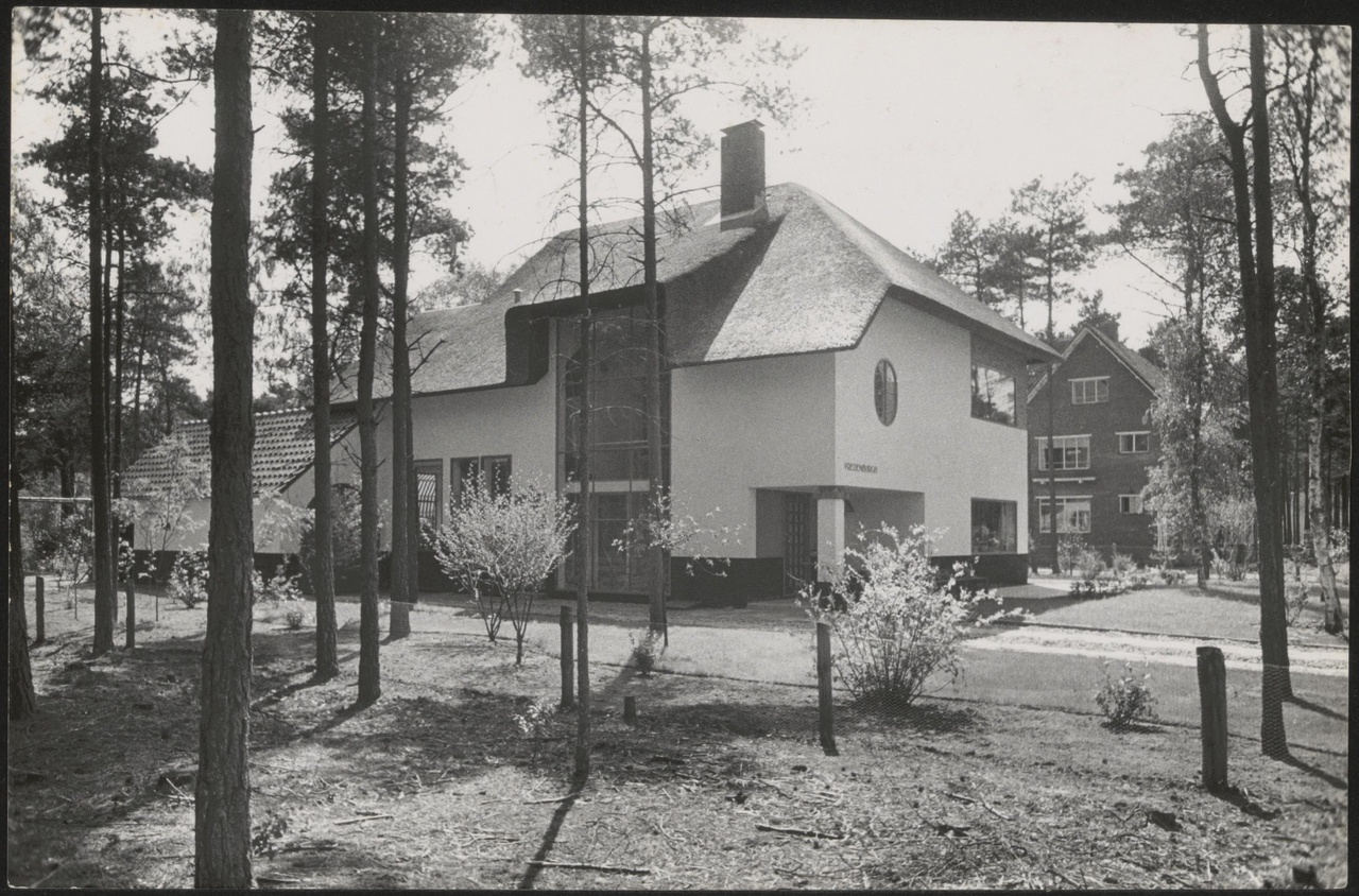 Afbeelding van woning Nijland met huis van de buren, ca.1942