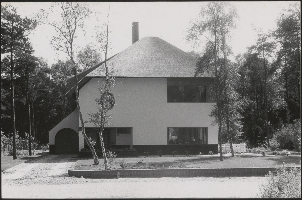 Afbeelding van woning Nijland vanaf weg, ca.1942, noordzijde recht van voren