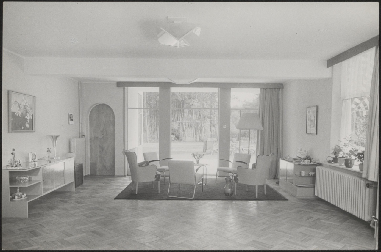 Afbeelding van woning Nijland, interieur zitkamer achter, ca.1942